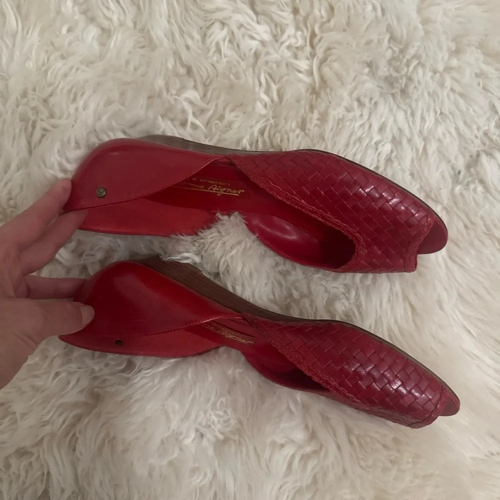 Vintage Etienne Aigner Red woven leather peep toe heels #peep #woven